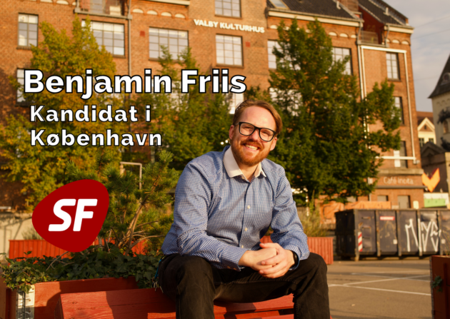Benjamin Friis Billede Af Benjamin Friis siddende på bænk foran Valby Kulturhus