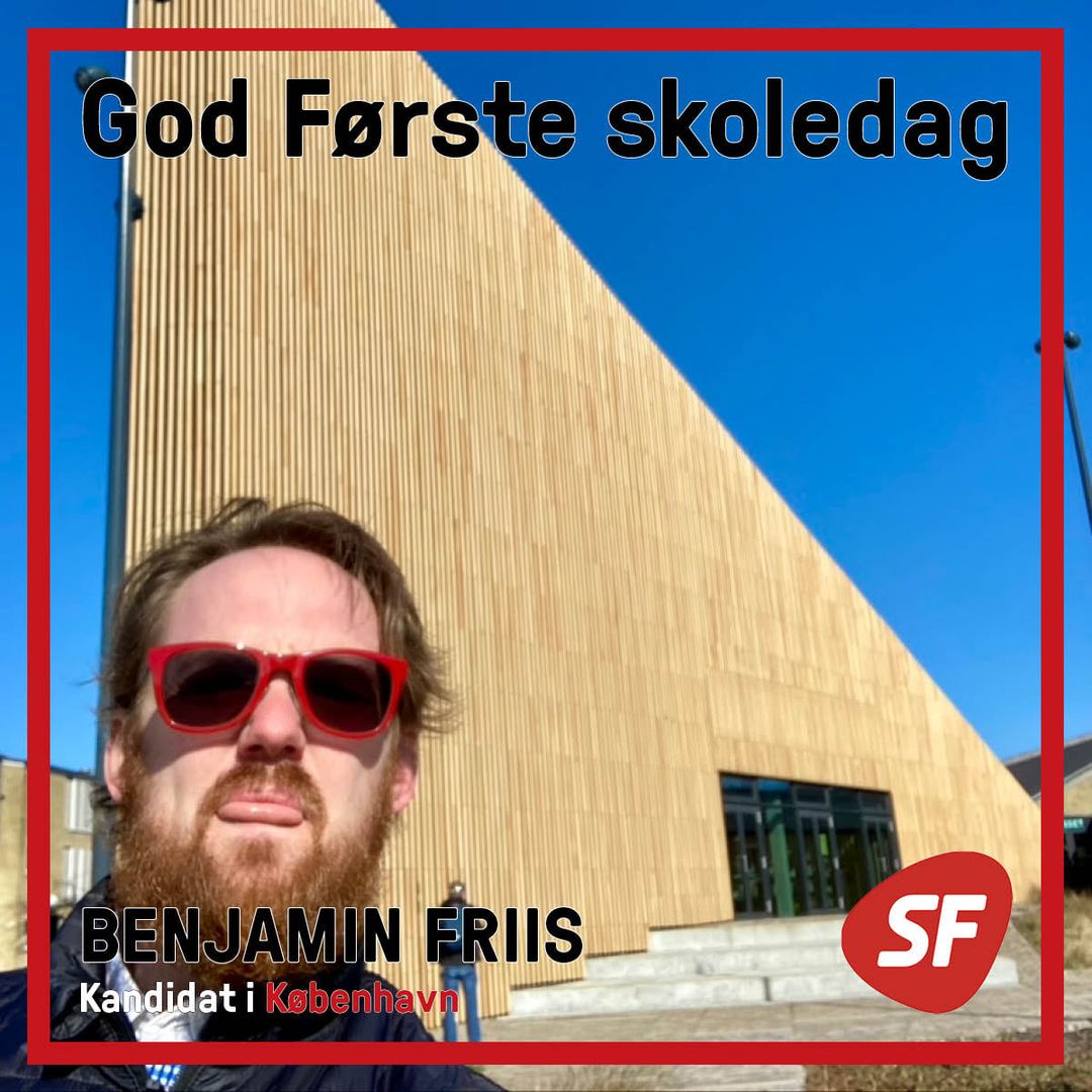 234442720_10163042329029815_2062715122333590863_n Billede af Benjamin foran Tingbjerg Skoles Skolebibliotek. På billedet er påskriften "God Første Skoledag"