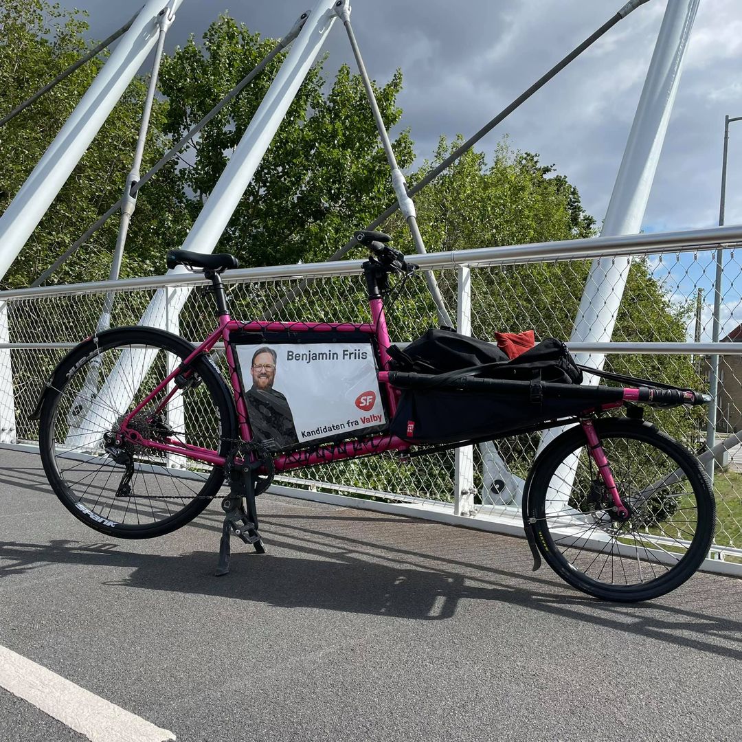 Billede af Benjamin Friis' ladcykel med påmonteret valgplakat