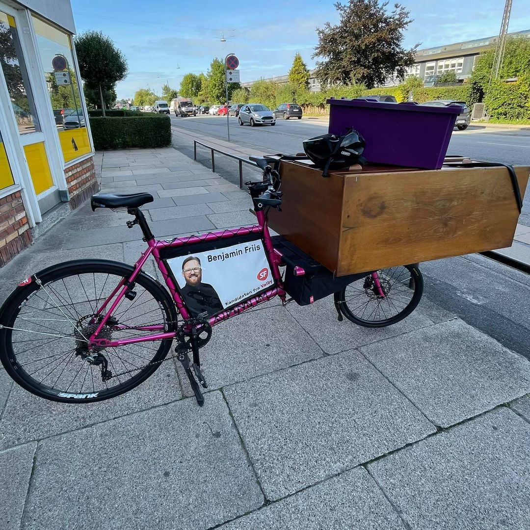 241069304_10163100423769815_6776819081624941661_n Billede af Benjamin Friis' lyserøde cykel med en kommode på ladet