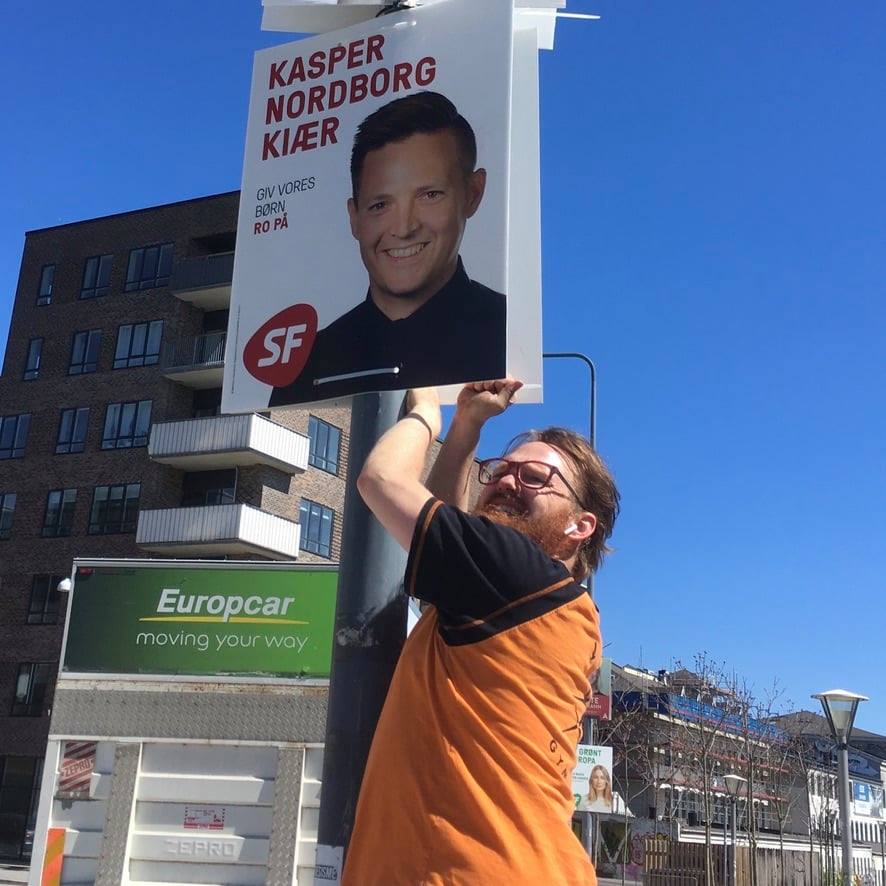 244302017_10163174395039815_6088878863779998786_n Billede af Benjamin Friis der hænger en valgplakat op