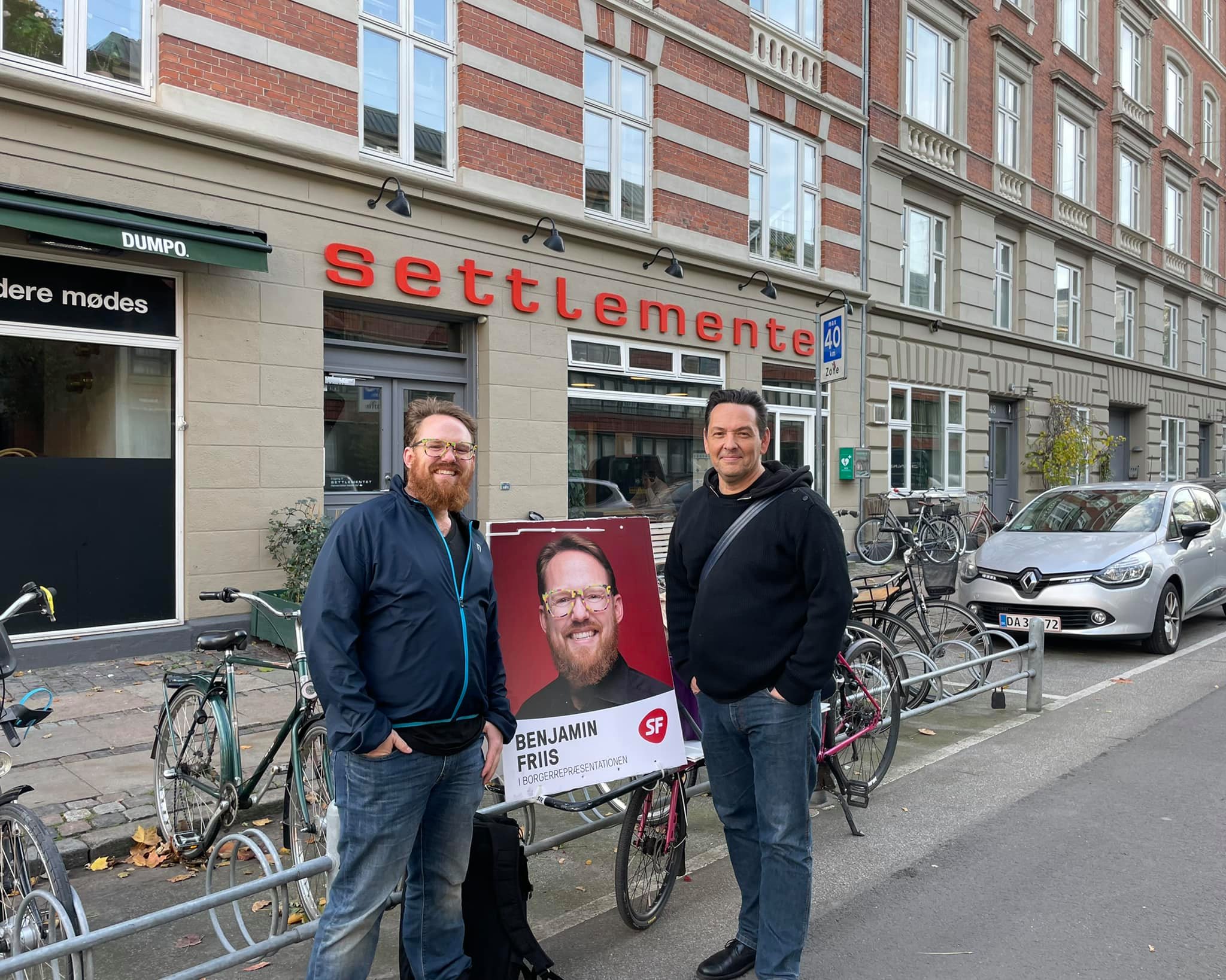 247390372_10163223079529815_8479756382289901724_n Billede af Benjamin Friis sammen med Thomas Warburg foran Settlementet