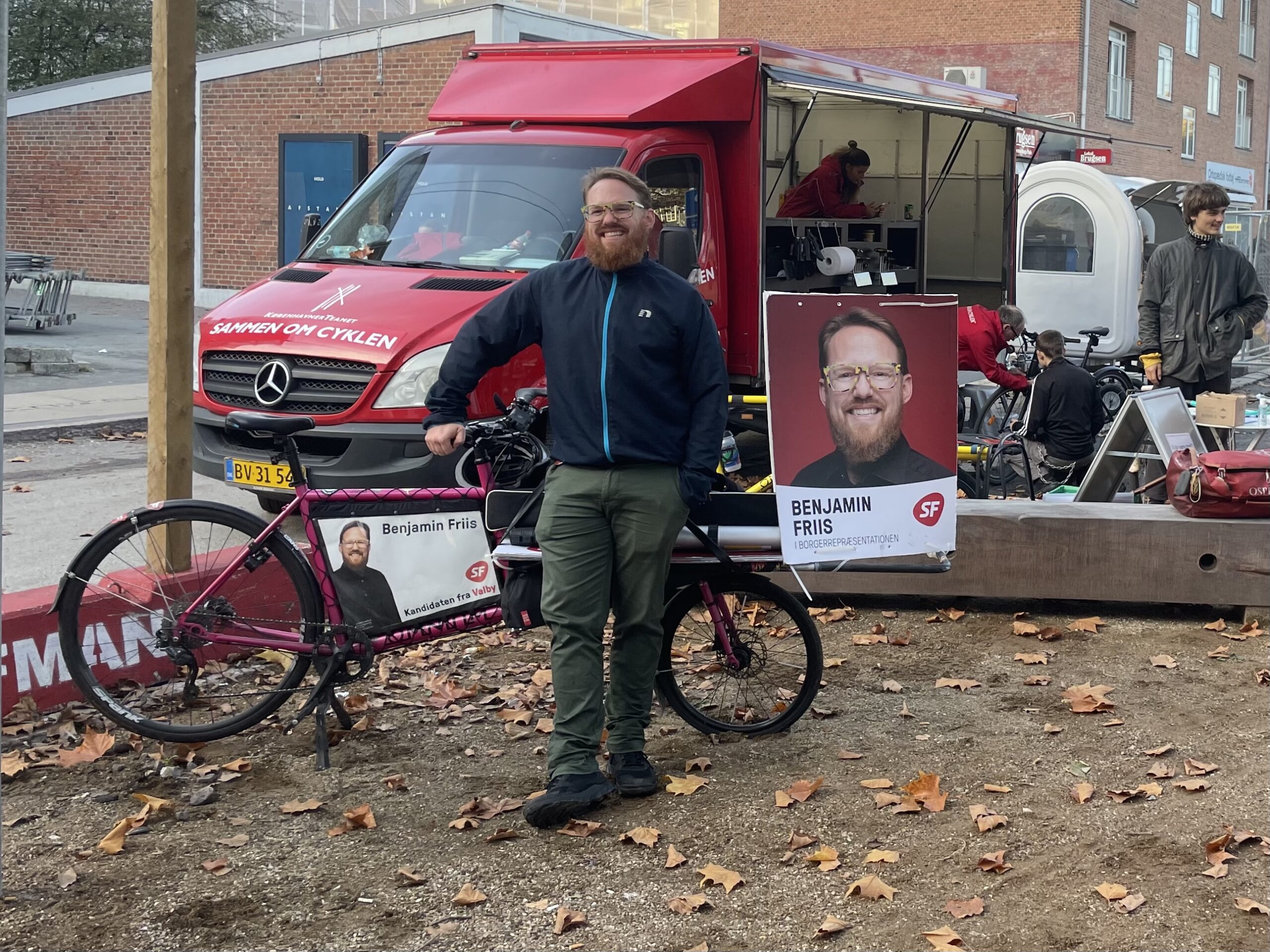 Billede af Benjamin Friis med sin valgcykel