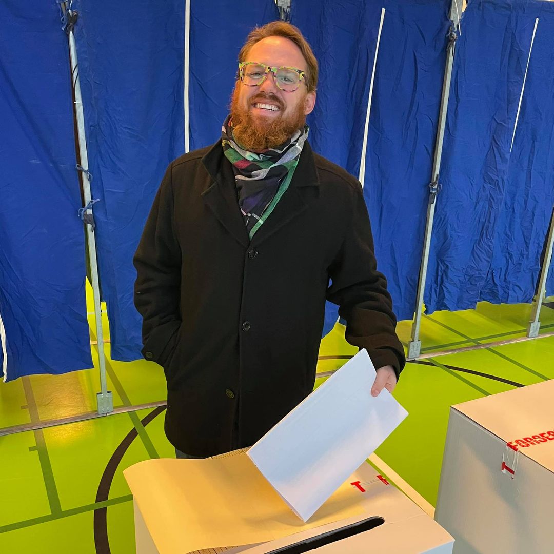 Billede af Benjamin Friis der putter sin stemmeseddel i valgurnen