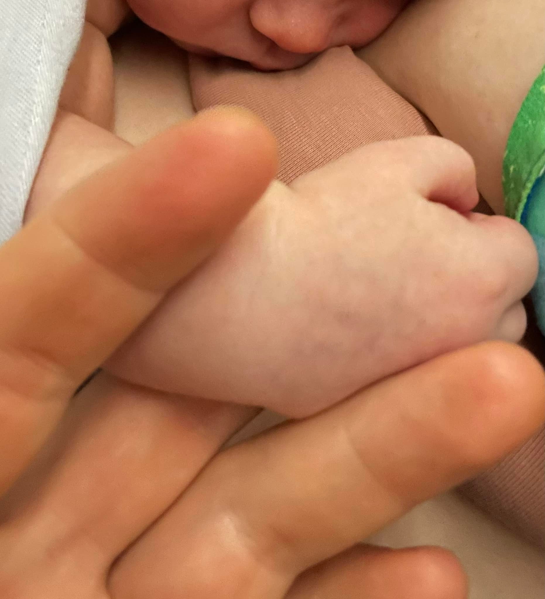 Benjamins Baby holder fast på hans finger